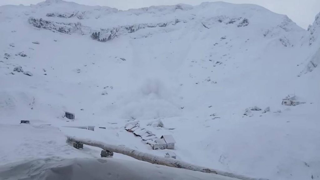 Pericol de moarte pe munte: risc uriaș de avalanșă în zonele turistice din România. Avertismentul Salvamont