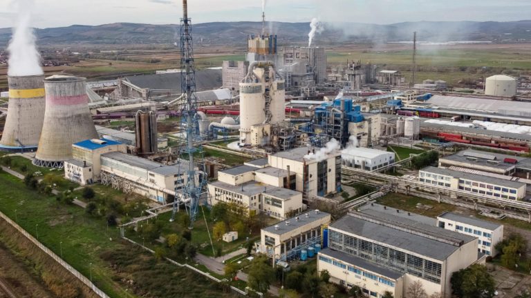 Un colos industrial din România frânează activitatea. Sute de angajați au fost trimiși acasă, mii de joburi sub semnul incertitudinii