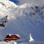 Iarnă autentică la Bâlea Lac. Stratul de zăpadă are aproape un metru grosime, risc major de avalanșe – FOTO
