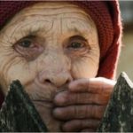 Statul forțează mutarea pensiilor pe card. Umilință pentru bătrânii României: „Ei au cazane de bani, noi stăm în frig să luăm 1.200 de lei”