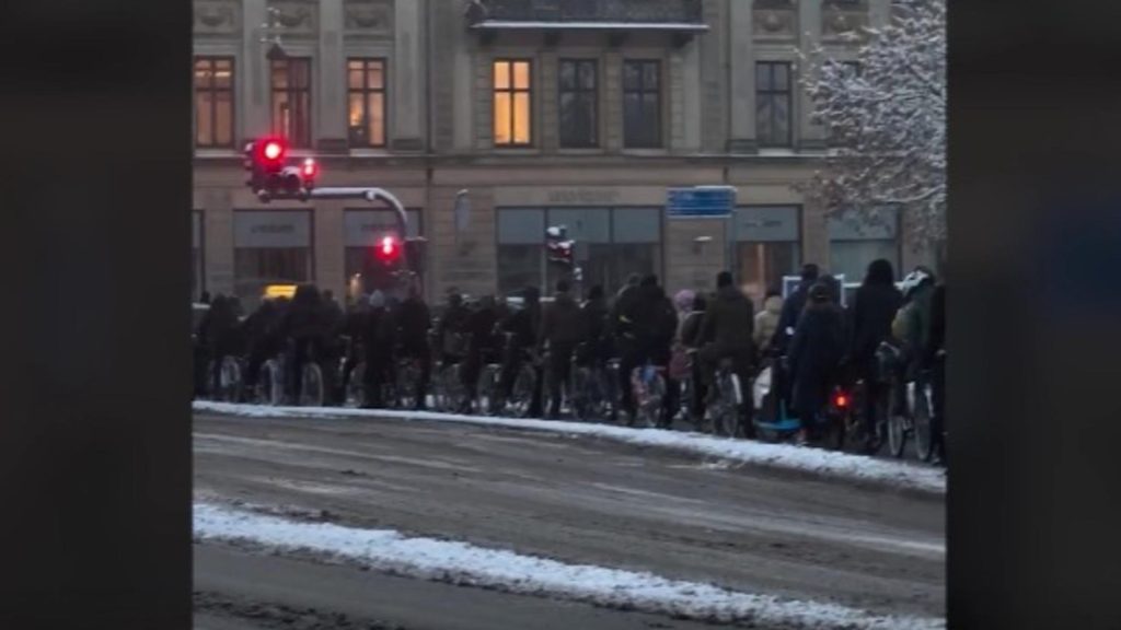 Danezii nu țin cont de vreme și merg pe biciclete oriunde. Imagini virale