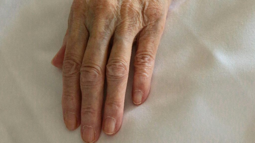 Mor bătrânii de frig în case: o femeie din Ploiești a ajuns la spital cu o temperatură a corpului de 26,8 grade Celsius. Gerul face prăpăd în țară