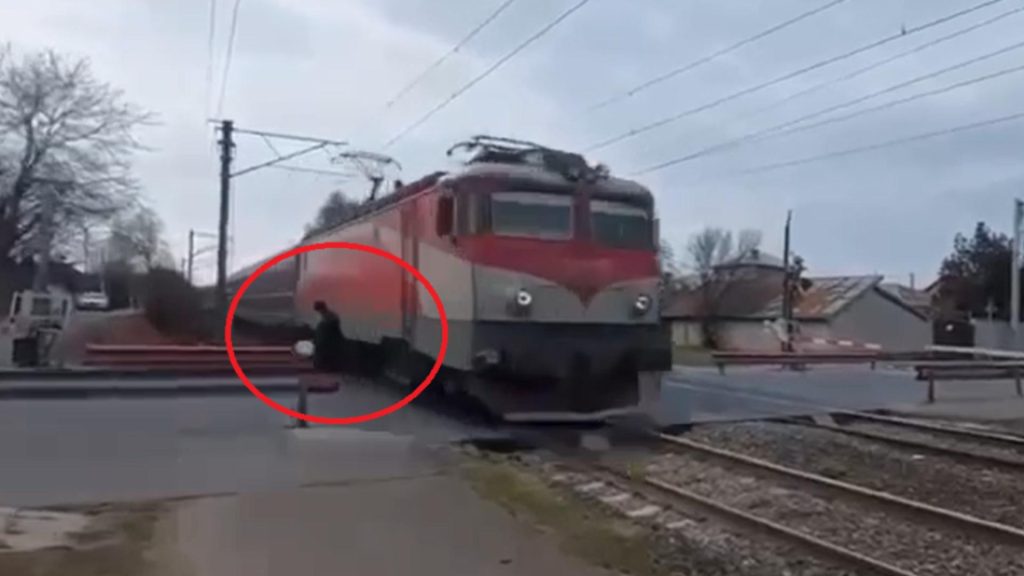 Cum își pun românii viața în pericol. Momentul în care un tren trece milimetric pe lângă un bătrân imprudent. Comunicatul CFR  - VIDEO
