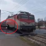 Cum își pun românii viața în pericol. Momentul în care un tren trece milimetric pe lângă un bătrân imprudent. Comunicatul CFR  - VIDEO