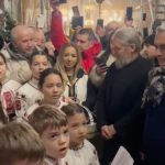 Emoții și o surpriză plăcută pentru Călin Georgescu. Enoriașii l-au colindat în biserică - VIDEO