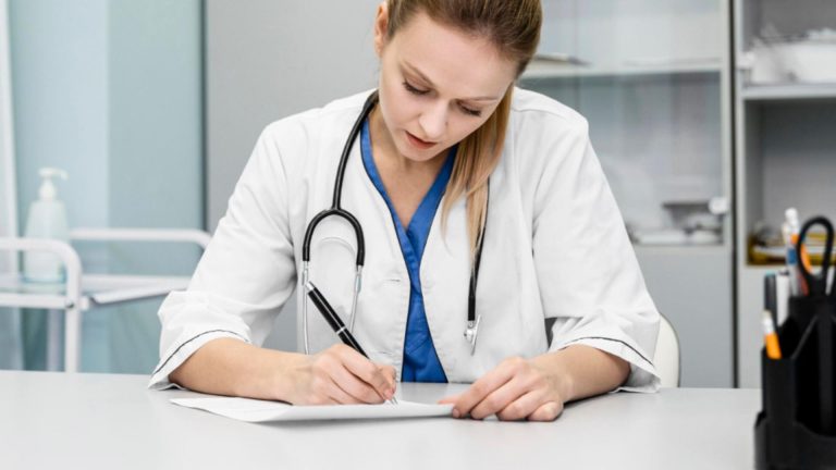 Motivele pentru care prima zi de concediu medical a fost tăiată de la plată, explicate de ministrul Sănătății