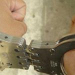 Bărbat reținut după ce a aruncat ulei pe locuința și mașina vecinei și a amenințat că va da foc