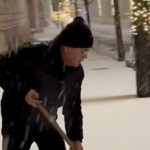 Emil Boc, show cu lopata în fața Primăriei Cluj-Napoca. Le cere cetățenilor să iasă la zăpadă, deși orașul are utilaje plătite din banii lor - VIDEO