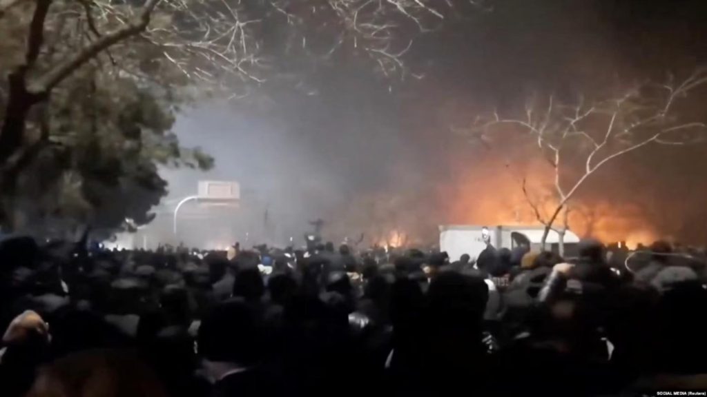 Imagini cutremurătoare cu trupuri umane în fața unei morgi din Teheran, difuzate online - VIDEO