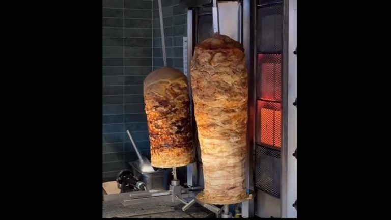Cum îți dai seama dacă shaorma pe care o comanzi este proaspătă? Trucul dezvăluit de un cunoscut șef OPC