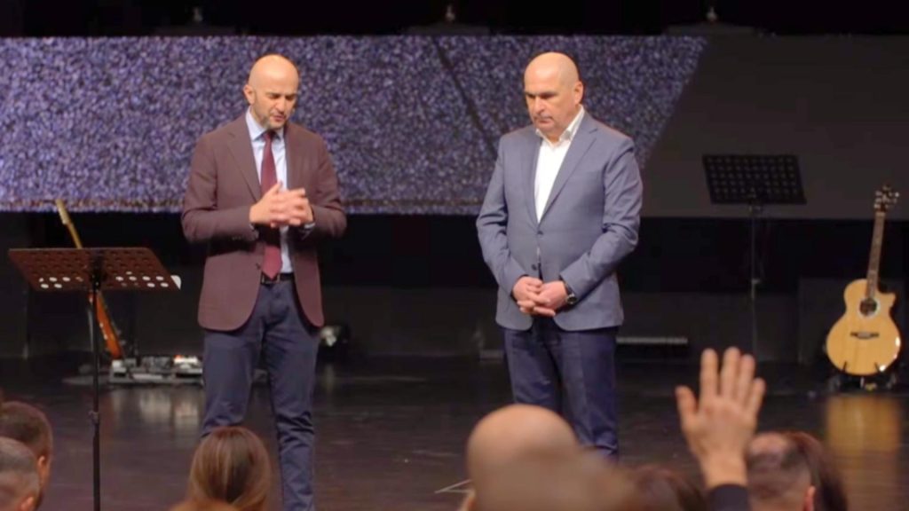 Rugăciune pentru Ilie Bolojan, cu premierul pe scenă, la o biserică baptistă din Oradea: „Doamne, te rog să pui peste dânsul înțelepciunea care vine de sus!” - FOTO/VIDEO
