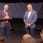 Rugăciune pentru Ilie Bolojan, cu premierul pe scenă, la o biserică baptistă din Oradea: „Doamne, te rog să pui peste dânsul înțelepciunea care vine de sus!” - FOTO/VIDEO