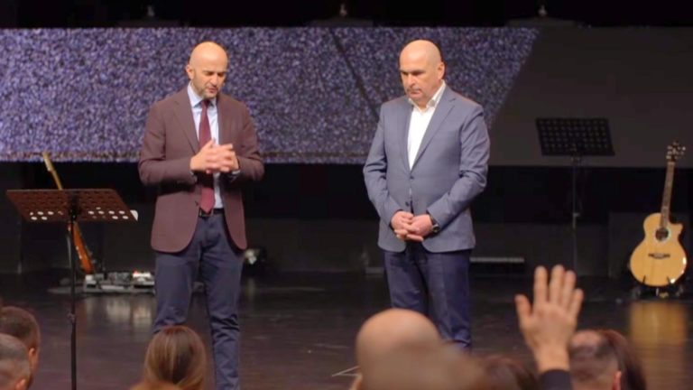 Rugăciune pentru Ilie Bolojan, cu premierul pe scenă, la o biserică baptistă din Oradea: „Doamne, te rog să pui peste dânsul înțelepciunea care vine de sus!” - FOTO/VIDEO