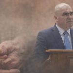 Bolojan i-a condamnat pe bătrânii din sate la sărăcie: tremură în case fiindcă lemnele au devenit un lux. „Să nu își mai bage banii în buzunare și să se uite la popor!”
