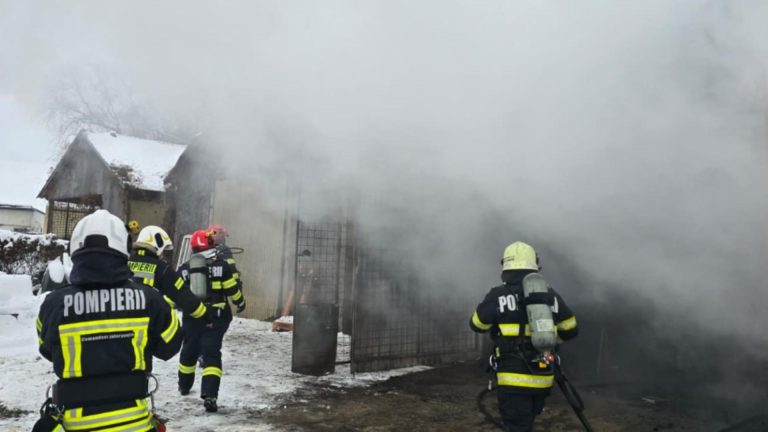 Pericol major la Satu Mare: butelii cu oxigen scoase dintr-un depozit în flăcări. Risc uriaș de explozie GALERIE FOTO