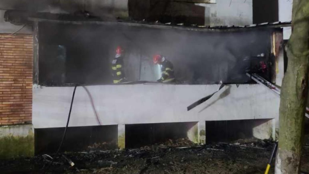 Panicã într-un bloc din Bacău. Locatarii evacuați după izbucnirea unui incendiu