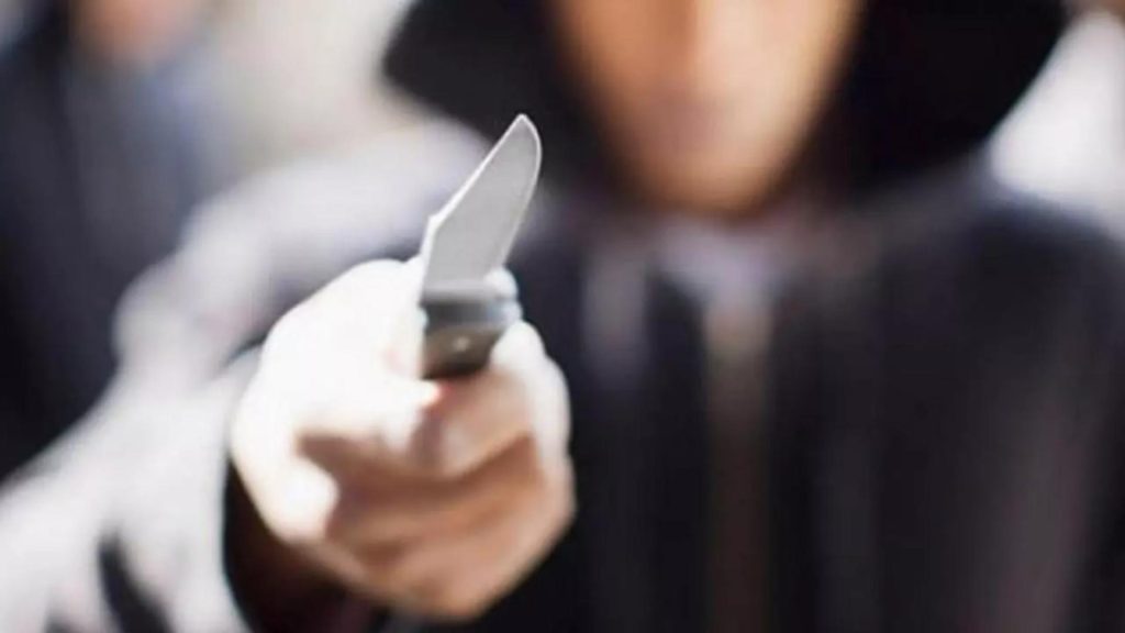 Un adolescent din Constanța, arestat după ce a înjunghiat un bărbat în plină stradă. Alte trei persoane au fost ridicate de polițiști