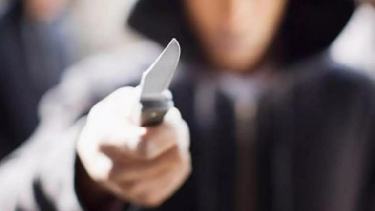 Un adolescent din Constanța, arestat după ce a înjunghiat un bărbat în plină stradă. Alte trei persoane au fost ridicate de polițiști