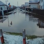 Țara e împărțită în două: viscol la munte, inundații în SUD