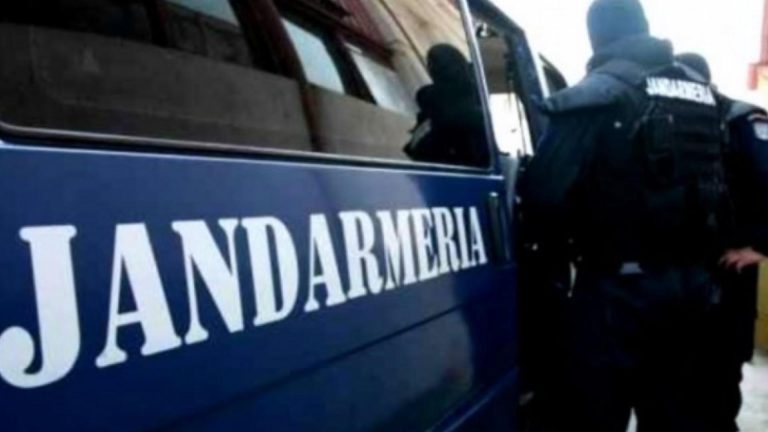 Scandal în trafic, în Capitală. Jandarmeria a intervenit după ce doi șoferi s-au amenințat cu pistoale - FOTO