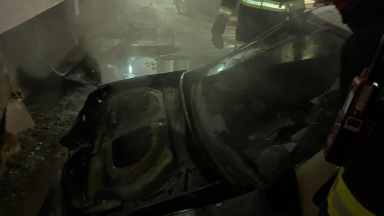 Incendiu puternic în Cluj. Trei autoturisme și un bloc, afectate de flăcări - FOTO