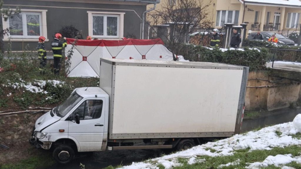 Un șofer a murit într-un accident cumplit, în Băile Felix. Camioneta pe care o conducea a ajuns în pârâul Peța