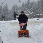 Rezistul de la Apărare s-a filmat în timp ce dădea la zăpadă. Internauții l-au apostrofat: „Norocosul are casa la Rânca”. VIDEO