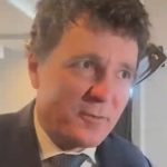Nicușor Dan îl copiază pe Trump și dă interviuri din avion. Ce le-a spus reporterilor, în fuga sa spre Macron - VIDEO