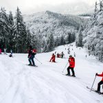 Pârtiile de la Sinaia au fost luate cu asalt de turiști în prima zi a anului. Peste 1000 de oameni se bucură de zăpadă