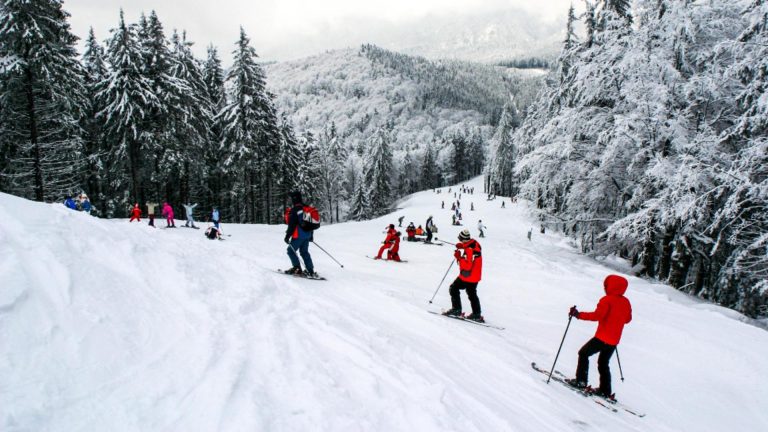 Pârtiile de la Sinaia au fost luate cu asalt de turiști în prima zi a anului. Peste 1000 de oameni se bucură de zăpadă