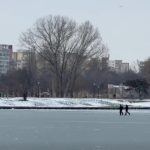 Tot mai mulți români ignoră avertizările și se aventurează pe lacuri înghețate, chiar și după accidentul grav de la Craiova – VIDEO