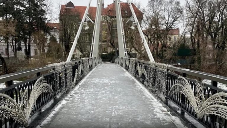 Podul lui Bolojan cu sistem anti-îngheț a înghețat. Investiția premierului s-a făcut praf