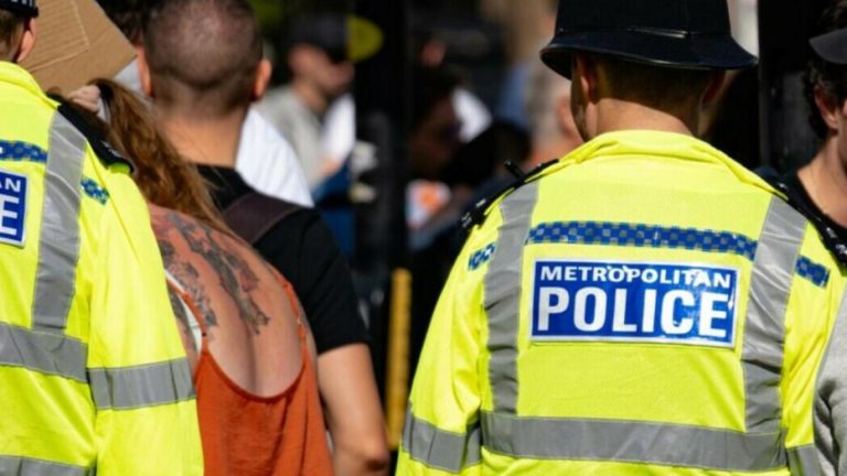 Eroare șocantă a poliției britanice: un tânăr declarat mort era, de fapt, în viață. Familia l-a plâns trei săptămâni
