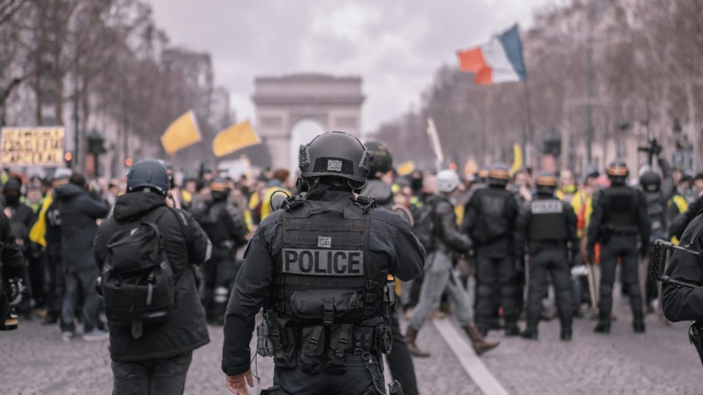 A fost haos in Paris, în noaptea de Revelion. Peste 1.000 de vehicule incendiate și peste 500 de persoane reținute