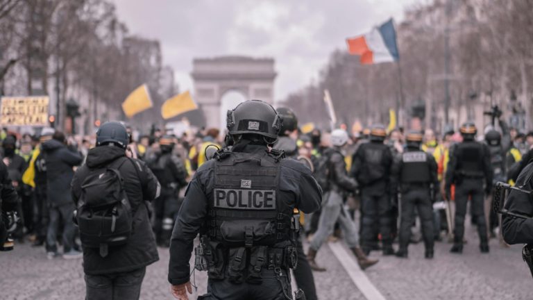 A fost haos in Paris, în noaptea de Revelion. Peste 1.000 de vehicule incendiate și peste 500 de persoane reținute