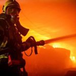 Un incendiu puternic a mistuit o gospodărie din judeţul Caraş-Severin. O butelie a explodat și o persoană a suferit arsuri grave