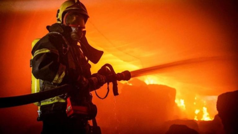 Un incendiu puternic a mistuit o gospodărie din judeţul Caraş-Severin. O butelie a explodat și o persoană a suferit arsuri grave