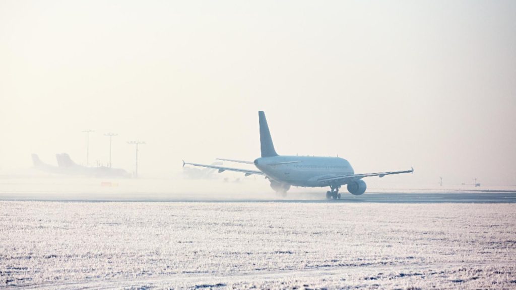 Trafic aerian în condiții de iarnă pe aeroporturile din București, fără perturbări. Anunțul CNAB