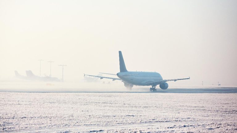 Trafic aerian în condiții de iarnă pe aeroporturile din București, fără perturbări. Anunțul CNAB