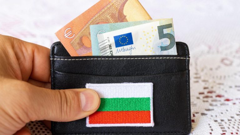 Bulgaria a intrat oficial în zona euro: principalele efecte