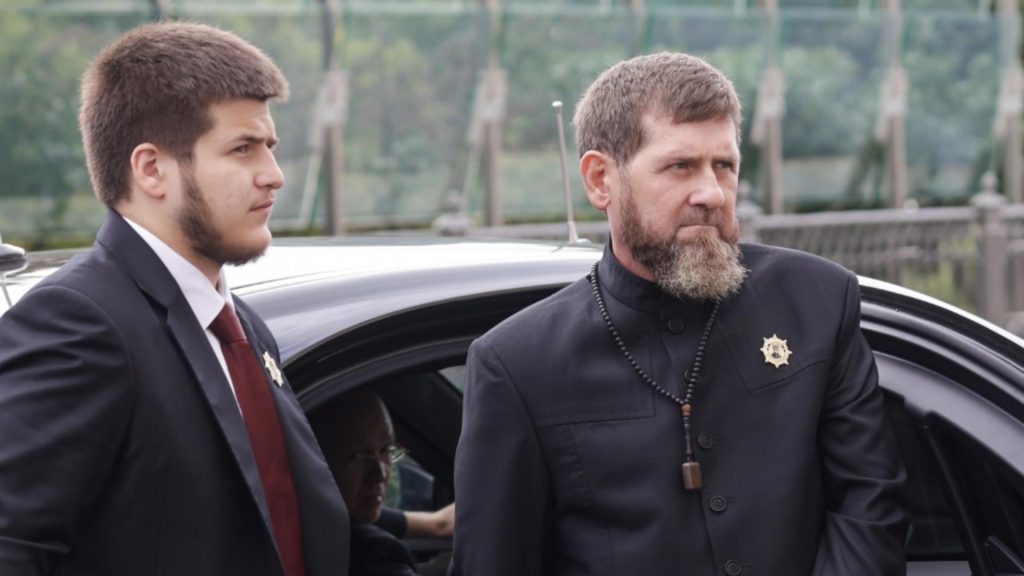 Ramzan Kadîrov este pe moarte,  iar fiul său, Adam, se zbate între viață și moarte după un accident grav. Bătăie cruntă pentru succesiunea la „tron”