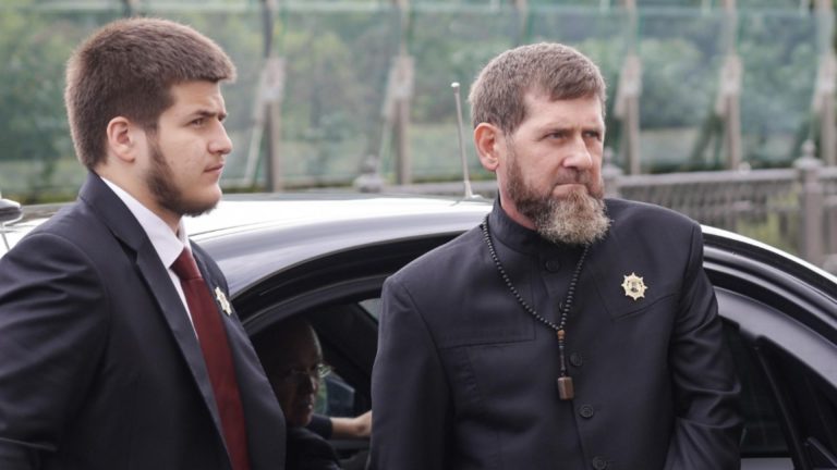 Ramzan Kadîrov este pe moarte,  iar fiul său, Adam, se zbate între viață și moarte după un accident grav. Bătăie cruntă pentru succesiunea la „tron”