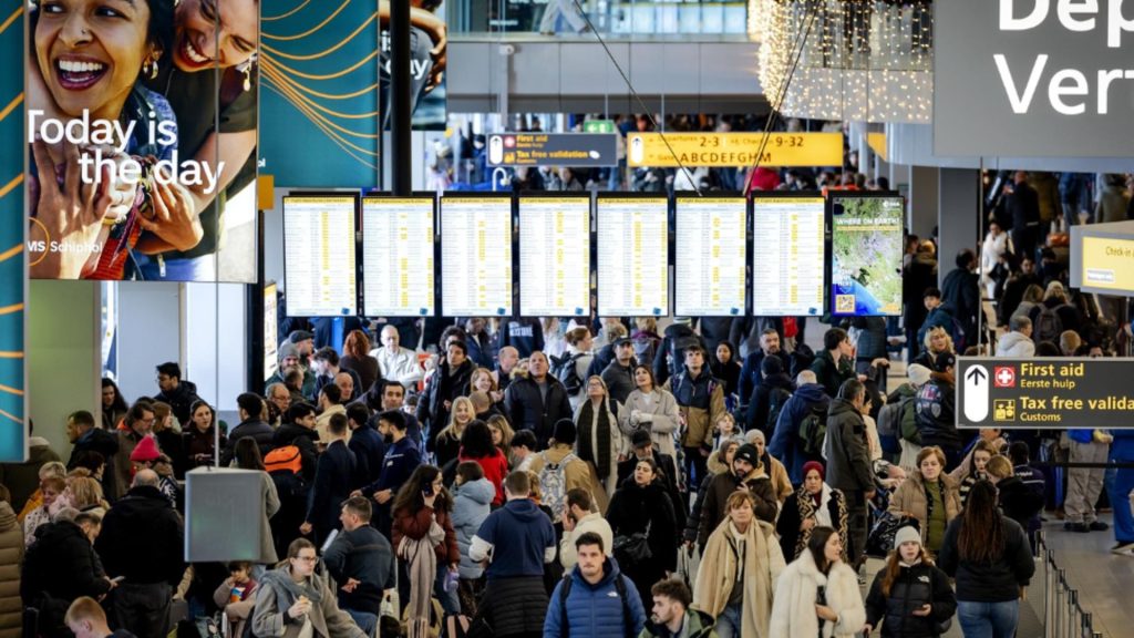 Haos în Europa; sute de zboruri anulate pe Aeroportul Schiphol din Amsterdam din cauza vremii de iarnă