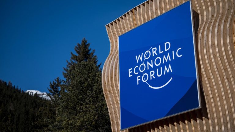 Nicușor Dan va lipsi de la Forumul de la Davos. Pe cine trimite România la cea mai  importantă întâlnire a anului, unde va veni și Trump