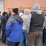 Protest la Salcea după creșterea impozitelor. Oamenii au venit să plătească mai devreme ca să beneficieze de bonificație, dar au rămas șocați de noile sume - VIDEO