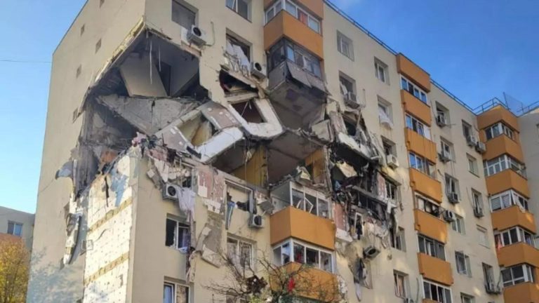 Blocul din Rahova rămâne o ruină, Primăria dă vina pe un proprietar internat în spital pentru blocarea lucrărilor