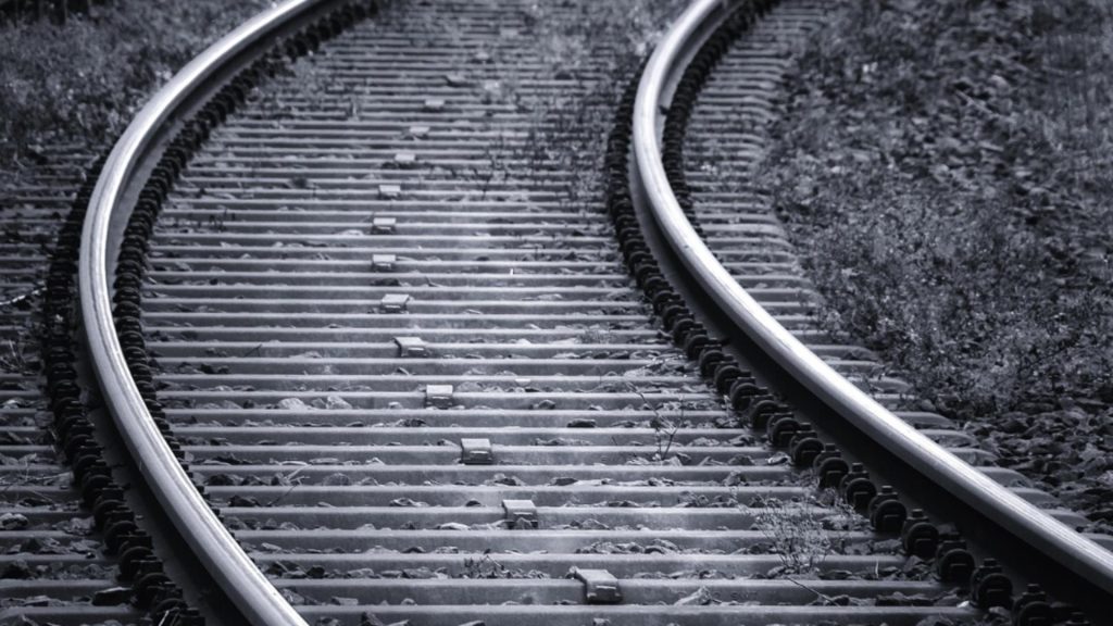 Accident feroviar grav. Un tren de călători a intrat într-un TIR