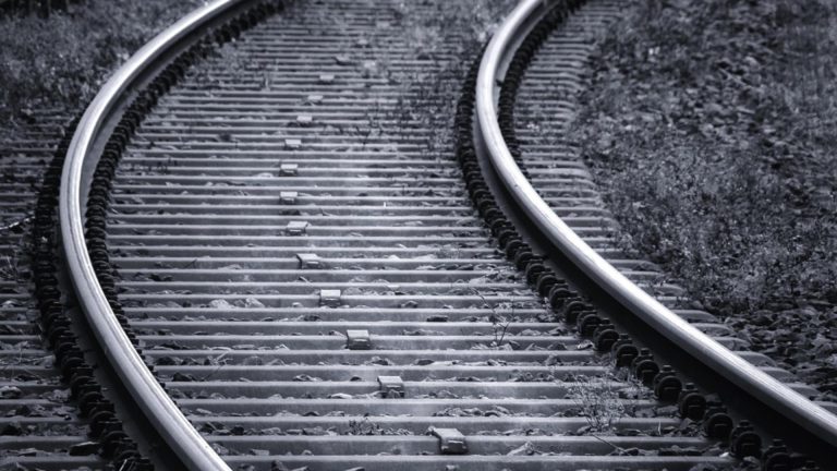 Accident feroviar grav. Un tren de călători a intrat într-un TIR