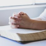 Versete din Biblie care te ajută în momentele grele