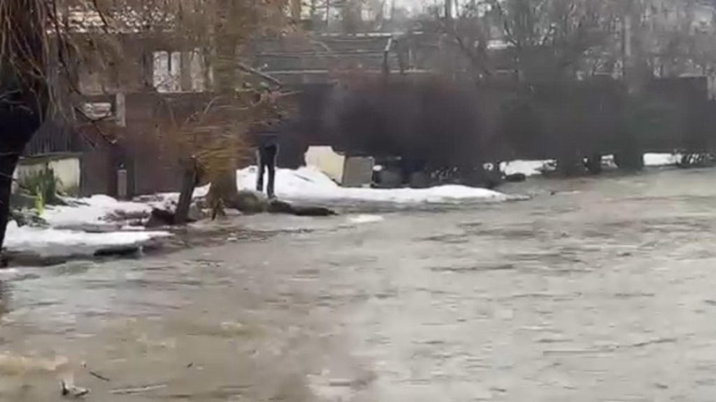 Târgu Jiu, sub ape după ploi abundente: un lac revărsat a inundat mai multe străzi, iar deșeurile aruncate de localnici au blocat scurgerea